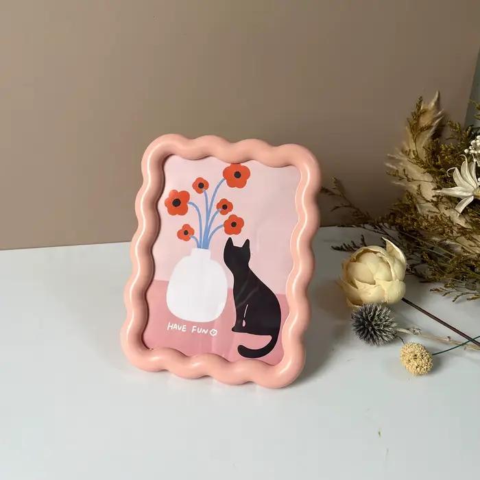 Cadre photo ondulé de 6 pouces |   Porte-photos Squiggle d'inspiration nordique pour bureau et mur |