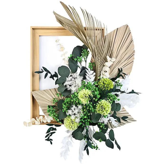 Décoration murale DIY bohème avec fleurs séchées, feuilles de palmier et eucalyptus, encadrée en boi