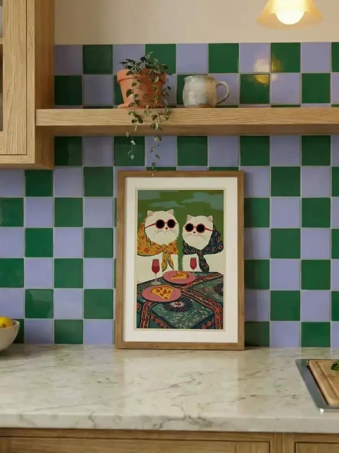 Art mural chic sur le thème de la pizza et du vin - Impression élégante célébrant l'amitié féline. L