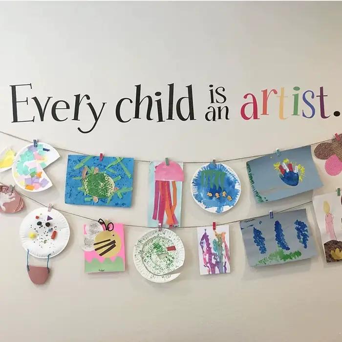 Autocollants muraux colorés pour chaque enfant est un artiste, Slogan de motivation arc-en-ciel, spa
