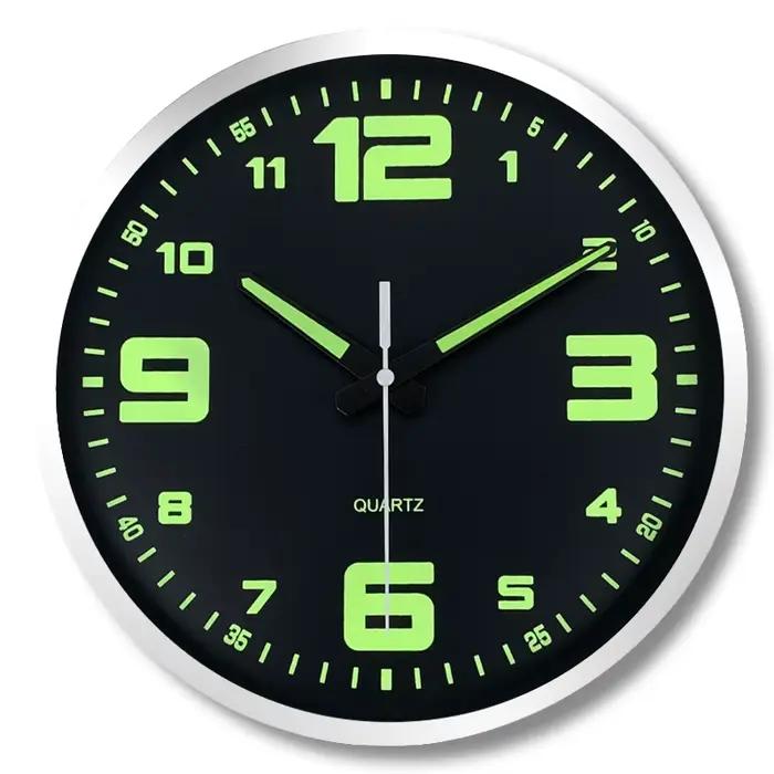 Une horloge murale en verre plastique lumineux unique, horloge lumineuse ronde et silencieuse modern