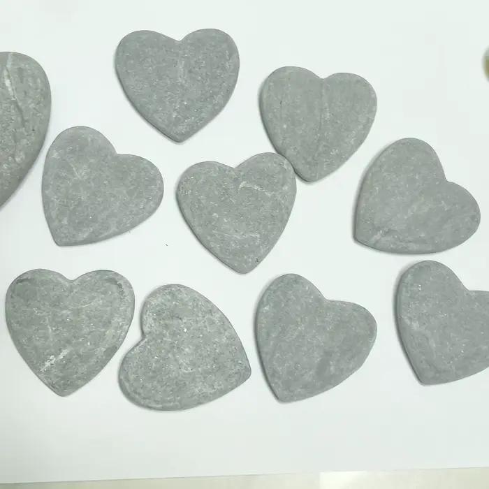 Ensemble de pierres peintes en forme de cœur