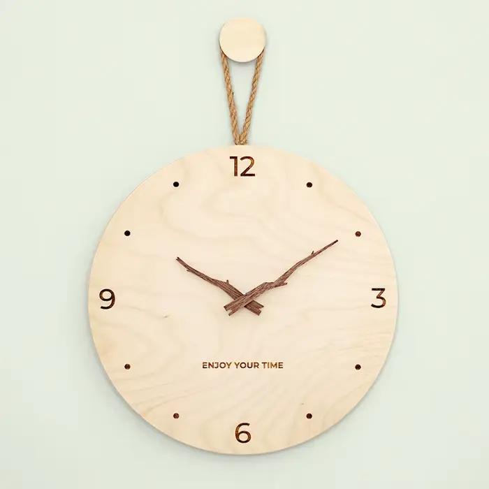 Horloge murale nordique en bois