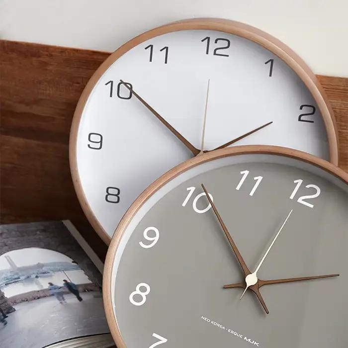 Horloge murale nordique en bois massif