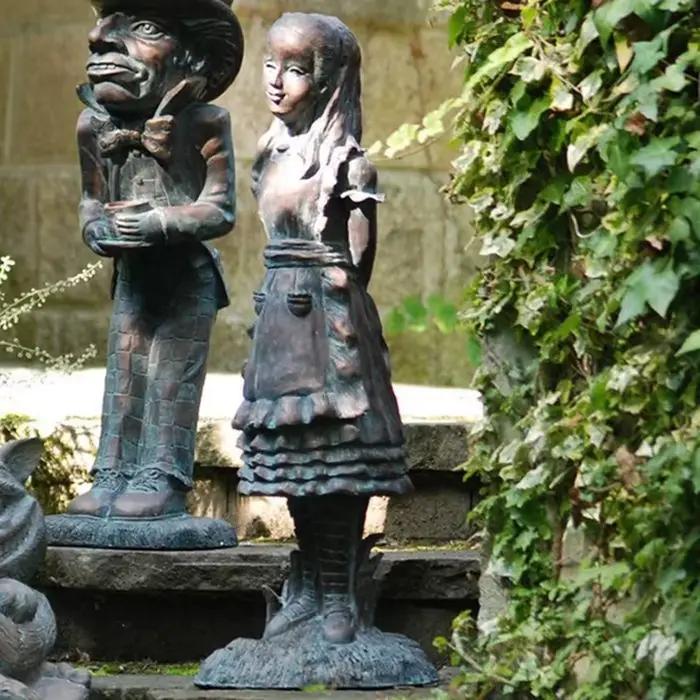 Statue des aventures d'Alice au pays des merveilles – Ornement artisanal en résine pour jardin, cour et décoration de la maison