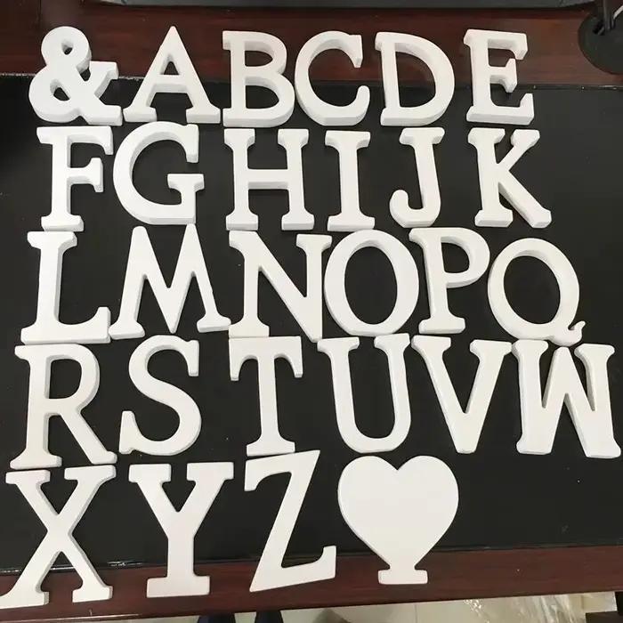 Lettre en bois blanche avec nom de l'alphabet personnalisé