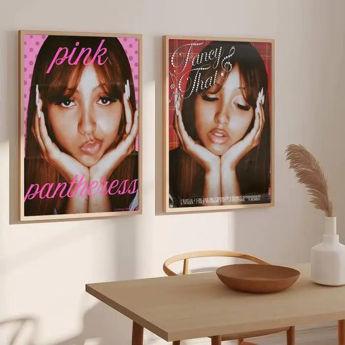 Affiche murale moderne sur toile avec peinture et calligraphie de la chanteuse pop P-PinkPantheress