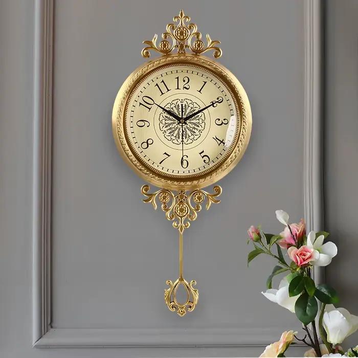 Horloge murale de salon en métal et laiton