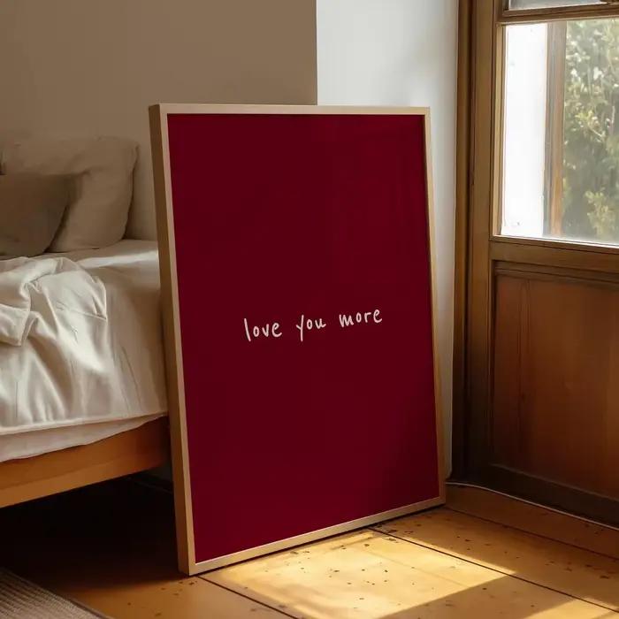 Impression décorative murale minimaliste bordeaux « Love You More » – Typographie épurée sur fond rouge foncé