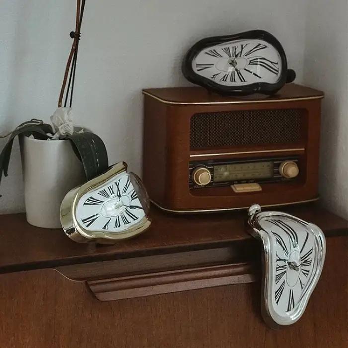 Horloge de fusion torsadée en argent Vintage