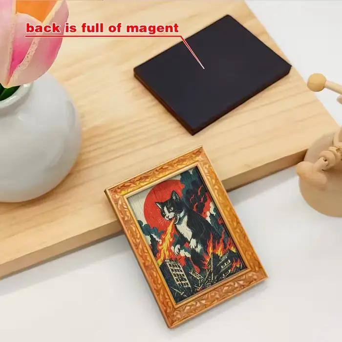 Un chat géant attaque un poster magnétique représentant un réfrigérateur en bois