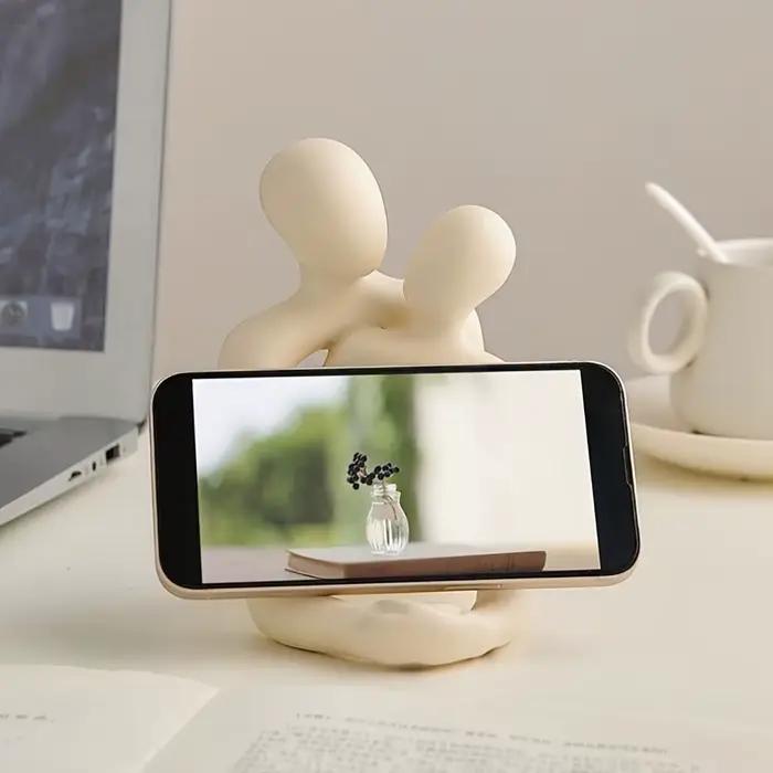 Sculpture abstraite de couple s'embrassant