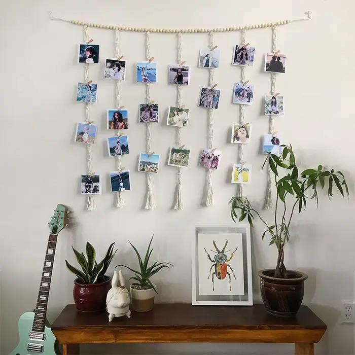 Présentoir de photos suspendu en macramé