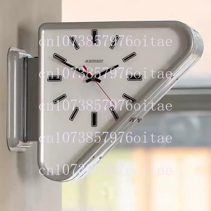 Horloge murale triangulaire double face en métal