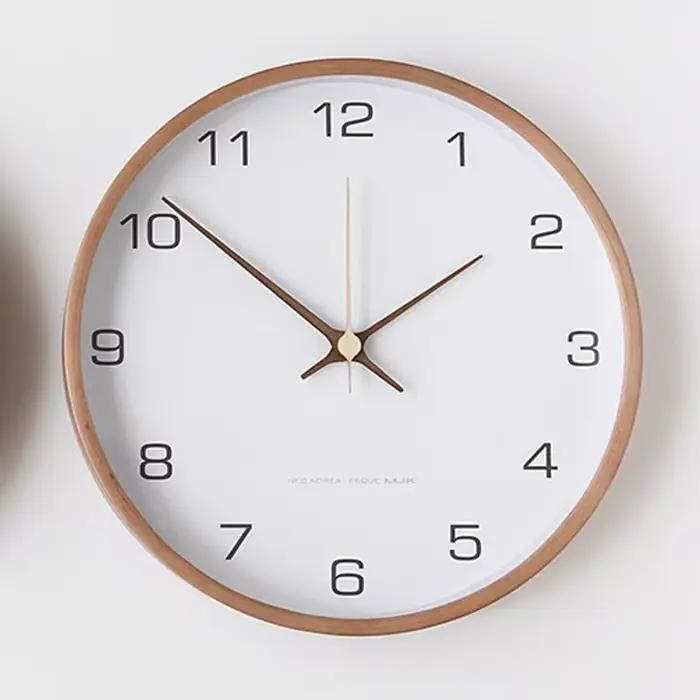 Horloge murale nordique en bois massif