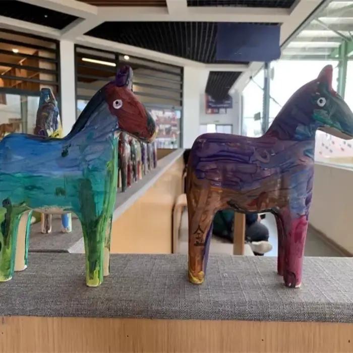 Statue de cheval en bois sculptée à la main