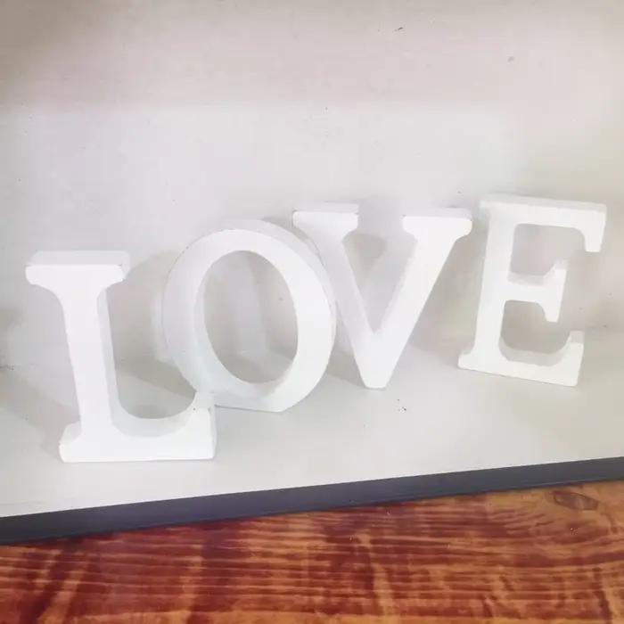Lettre en bois blanche avec nom de l'alphabet personnalisé