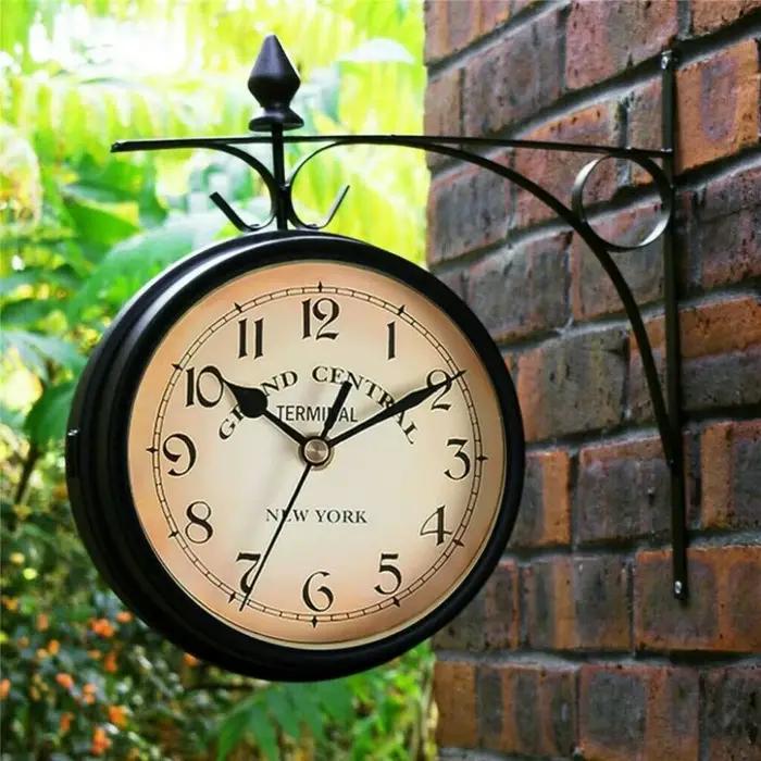 Horloge murale double face en métal