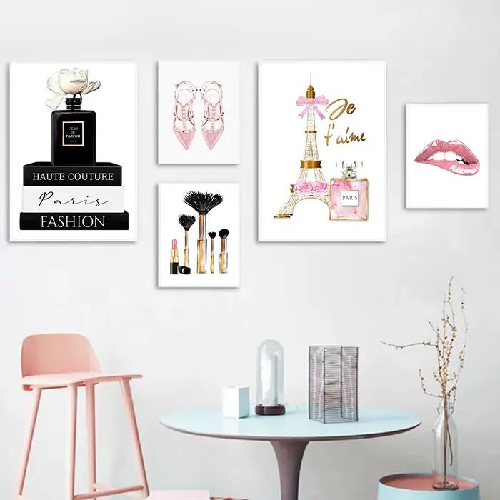 Affiches murales sur toile Fashion Paris : Tour Eiffel rose et or