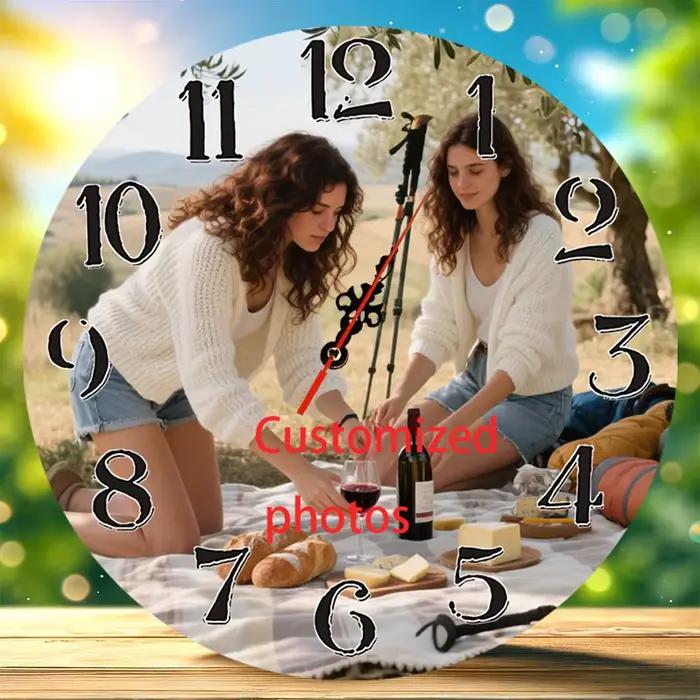 Une horloge murale sur image personnalisée sur le thème de la photo de camping en plein air - une horloge murale personnalisée en bois de 12 pouces pour la décoration de la maison