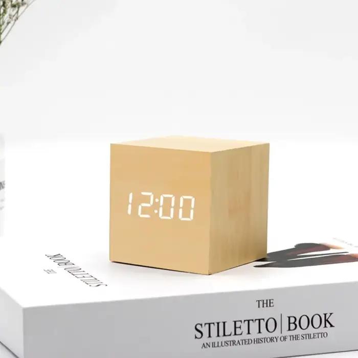 Horloge Murale Électronique en Bois