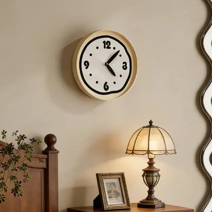 Horloge murale ronde moderne crème