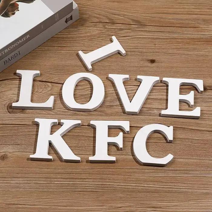 Lettre en bois blanche avec nom de l'alphabet personnalisé