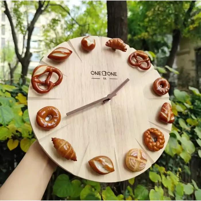 Horloge de cuisine silencieuse en bois sur le thème de la cuisson du pain
