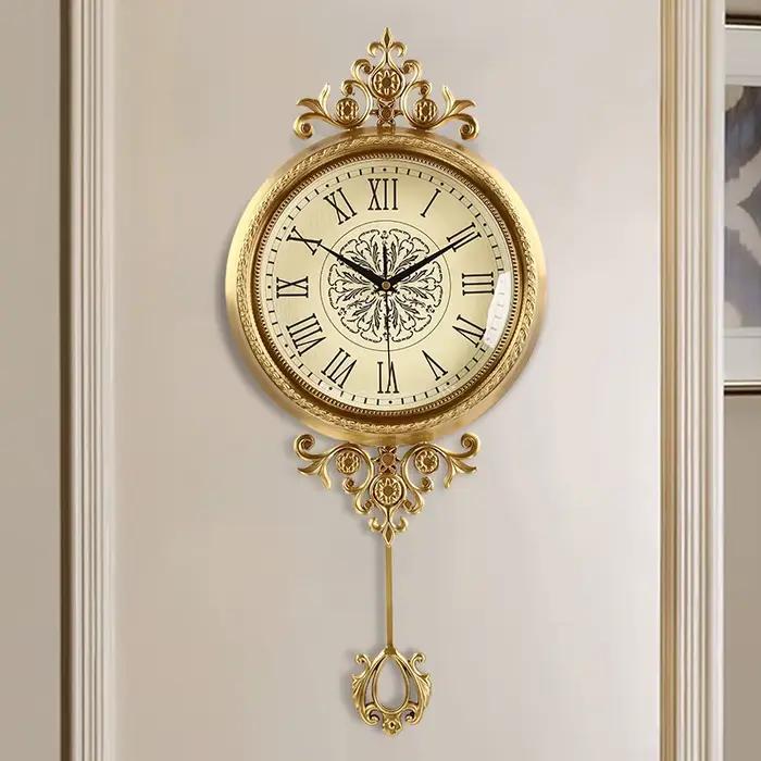 Horloge murale de salon en métal et laiton
