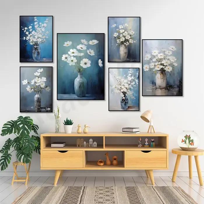 Art floral, bouquet de fleurs blanches dans un vase sur fond bleu élégant