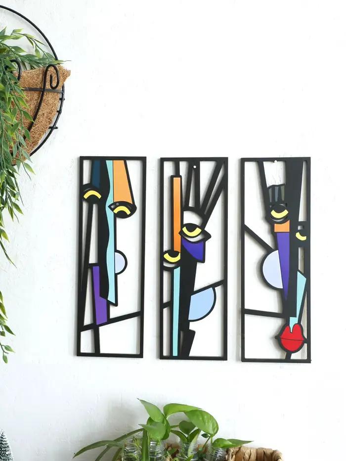 Décoration murale en bois avec visage abstrait