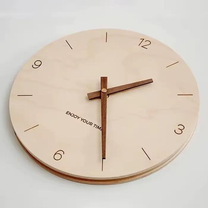 Horloge murale nordique en bois