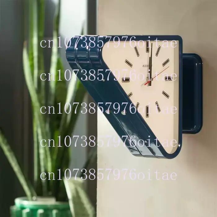 Horloge murale triangulaire double face en métal
