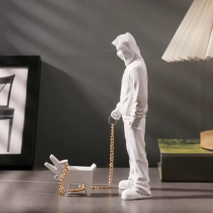 Banksy un homme tendance jouant avec des chiens, jouets de mode blancs, sculptures artistiques et or