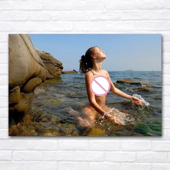 Une fille joue dans l'eau, photo murale, peinture sur toile, affiches et impressions pour décoration