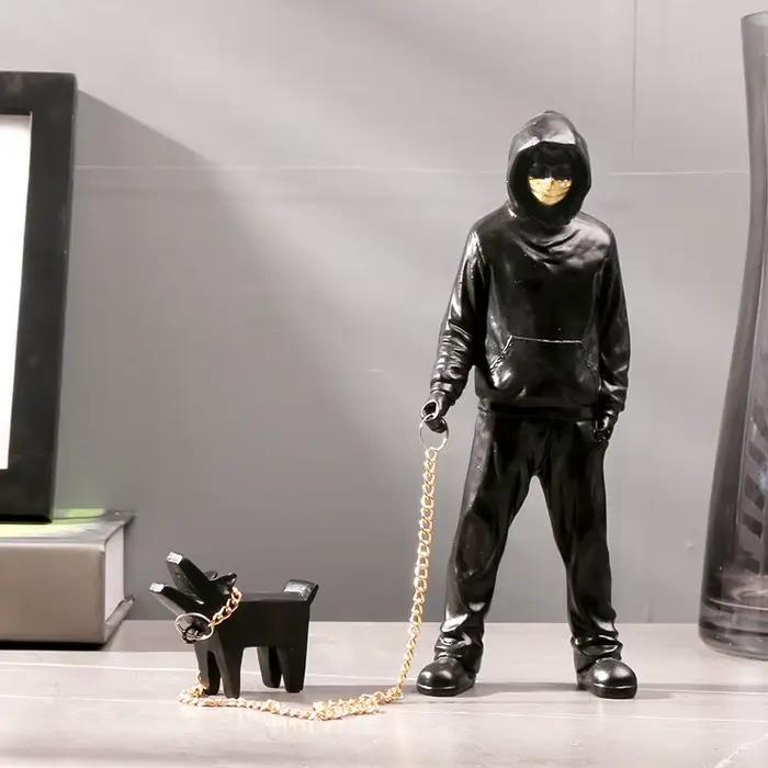 Banksy un homme tendance jouant avec des chiens, jouets de mode blancs, sculptures artistiques et or