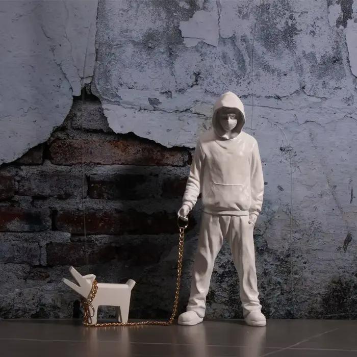 Banksy un homme tendance jouant avec des chiens, jouets de mode blancs, sculptures artistiques et or