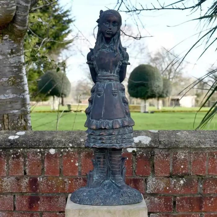 Statue des aventures d'Alice au pays des merveilles – Ornement artisanal en résine pour jardin, cour