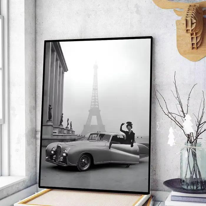 Affiche d'art de style anime, noir et blanc, à la mode, sur l'architecture rétro de Paris, la tour E