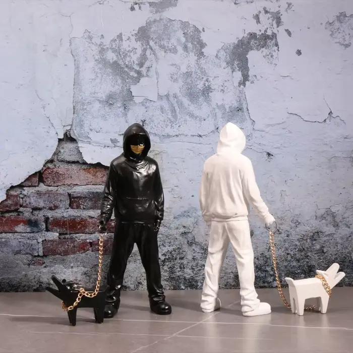 Banksy un homme tendance jouant avec des chiens, jouets de mode blancs, sculptures artistiques et or