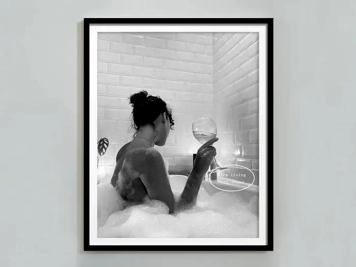 Toile de peinture imprimée pour femme, boire du vin dans la baignoire, Photo Vintage noir et blanc,