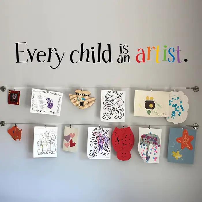 Autocollants muraux colorés pour chaque enfant est un artiste