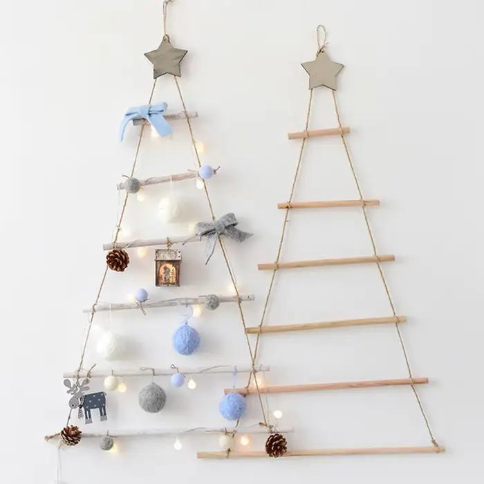 Arbre de noël en bois à suspendre au mur
