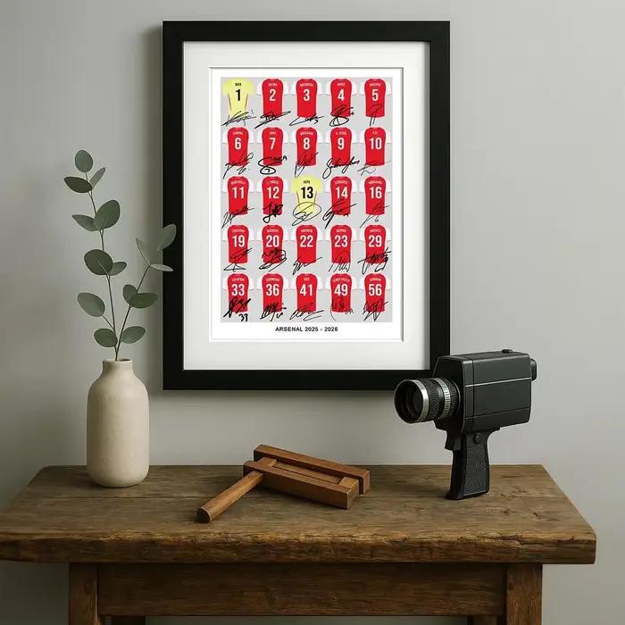 Décoration murale de l'équipe de l'Arsenal 2025-2026 - Collage encadré avec des maillots de joueurs (Saka