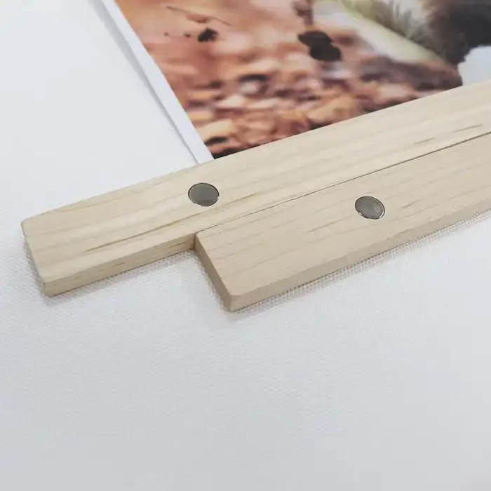 Cintre magnétique en bois pour affiches
