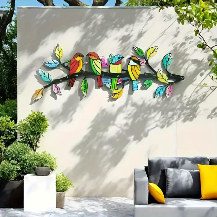 Une œuvre d'art murale unique en métal représentant un oiseau et des branches - Design vibrant et coloré