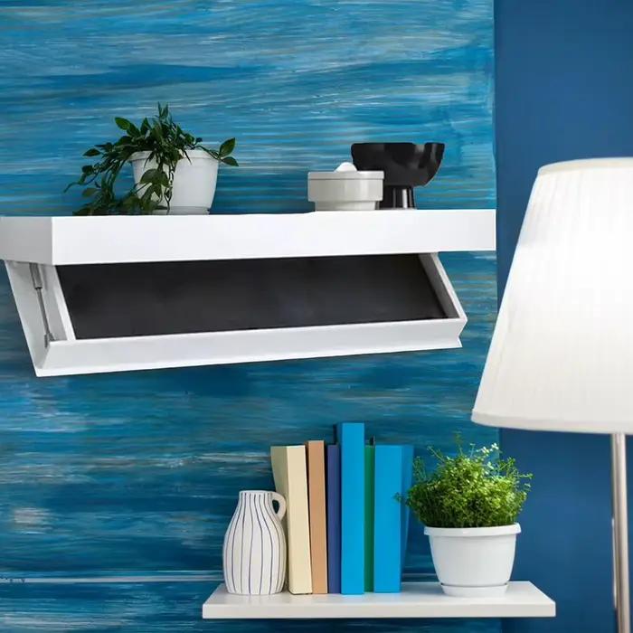 Étagère murale en bois avec compartiment secret