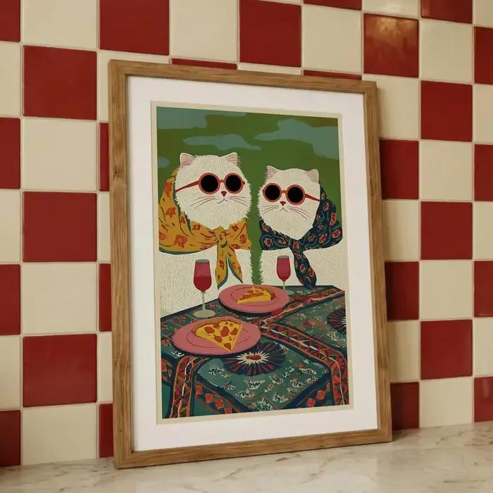 Art mural chic sur le thème de la pizza et du vin - Impression élégante célébrant l'amitié féline. Le fond vert audacieux et la nappe vibrante créent une ambiance festive
