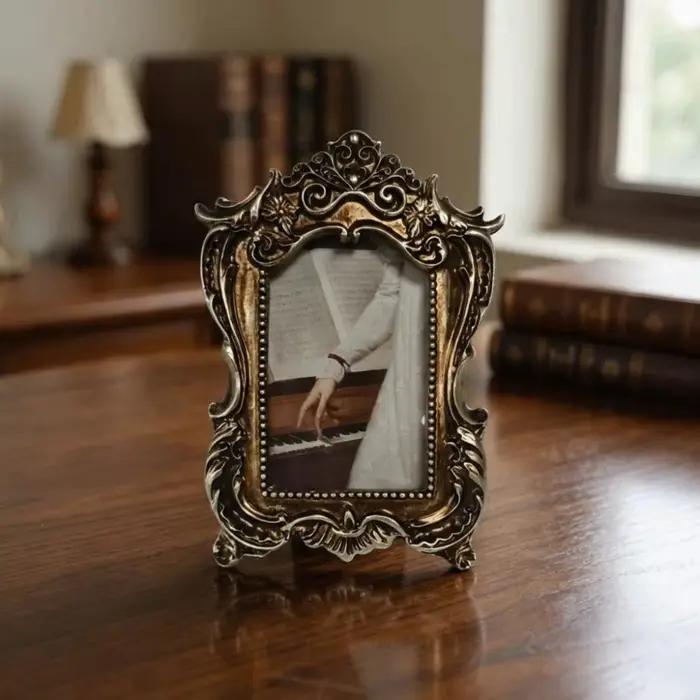 Cadre photo vintage en résine avec motif floral sculpté classique