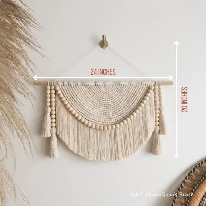 Tapisserie murale en macramé avec perles en bois et glands
